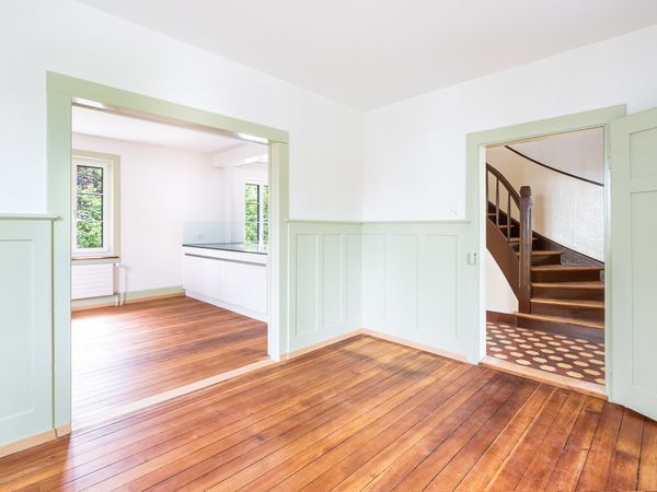 aufgefrischter pitch pine Riemenboden; Brusttäfer; Fensterersatz